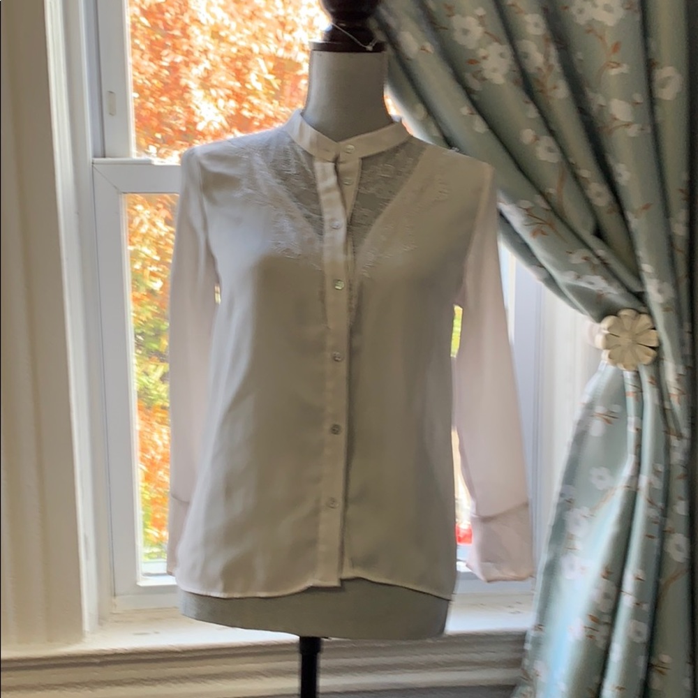 Preowned Zara sz xs white blouse.